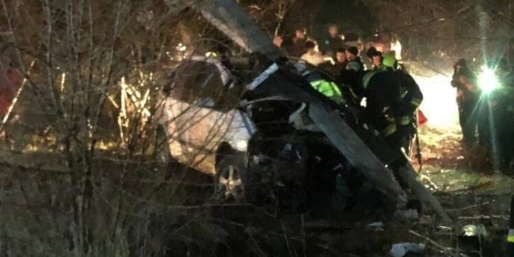 Accident grav la Comrat. Un șofer, transportat la spital după ce s-a lovit cu automobilul în doi piloni de electricitate