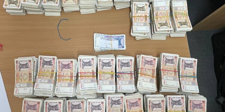 8.000.000 lei ridicați, în cadrul unei cauze penale privind spălarea banilor comisă de un grup criminal organizat