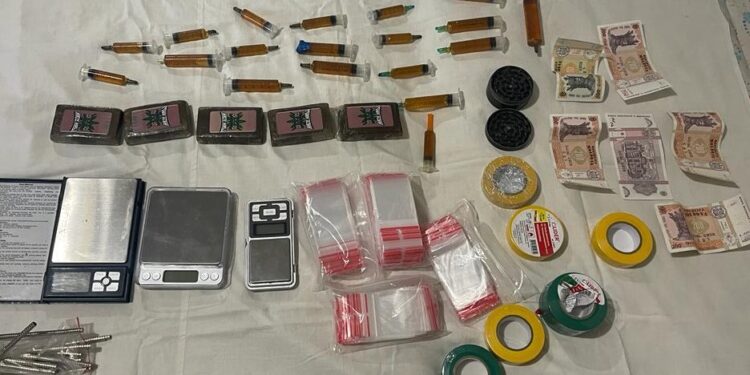 Vindeau droguri prin intermediul magazinelor online. „Depozitarul”, un bărbat de 29 de ani, reținut