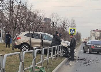 Accident în sectorul Ciocana al Capitalei. Un automobil a ajuns pe gazon