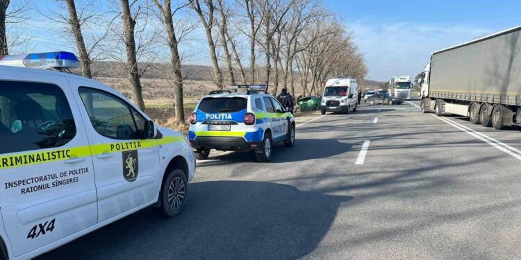 Accident la Sîngerei: Un șofer a murit după ce mașina pe care o conducea s-a tamponat cu un camion