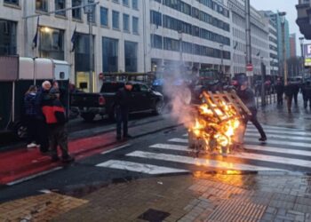 Haos la Bruxelles. Fermierii au blocat străzile cu tractoare şi au incendiat cauciucuri, în ziua reuniunii miniştrilor Agriculturii
