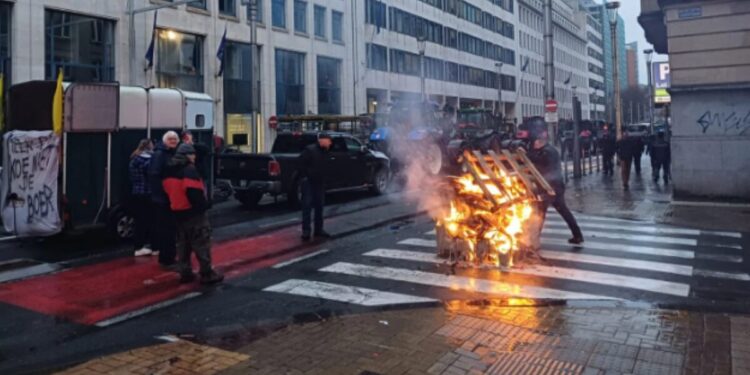 Haos la Bruxelles. Fermierii au blocat străzile cu tractoare şi au incendiat cauciucuri, în ziua reuniunii miniştrilor Agriculturii