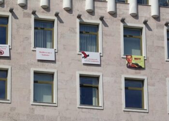 Voronin, Tauber, Caraman și alți trei deputați – chemați în judecată după un flashmob anti-LGBT