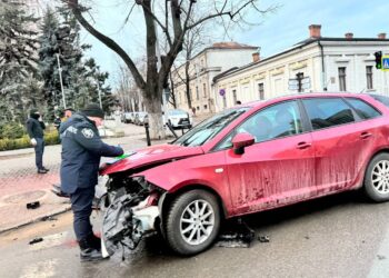 Accident grav în capitală! Două mașini s-au ciocnit violent