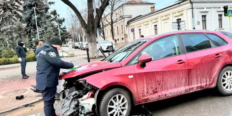 Accident grav în capitală! Două mașini s-au ciocnit violent