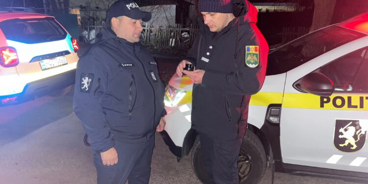Doi șoferi conduceau autovehicule fără a deține acest drept. Ambii au încercat să mituiască polițiștii