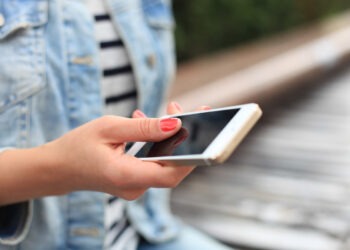 Fără smartphone pe stradă: Locuitorii unei localități din Franța au votat la referendum propunerea primarului