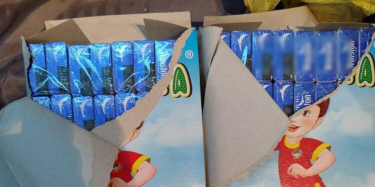 Ingeniozitate fără limite! Cutii cu bastonașe pentru copii, ticsite cu țigări