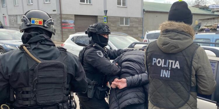 Droguri de peste 100.000 lei și 120.000 lei proveniți din vânzarea lor: o femeie și doi bărbați – reținuți