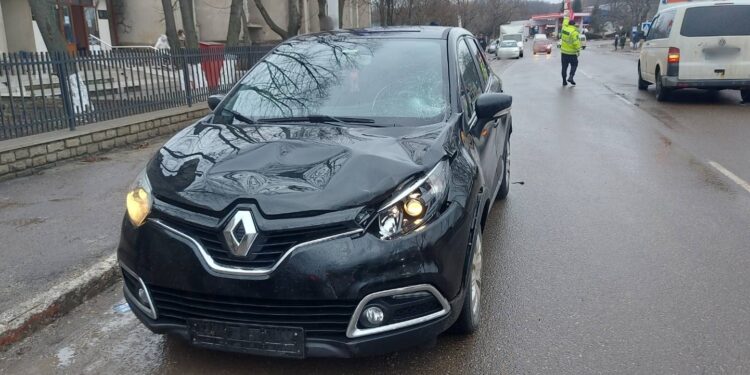 O fetiță de 6 ani și mama ei, transportate la spital după ce au fost lovite de un automobil la Soroca: Traversau strada neregulamentar