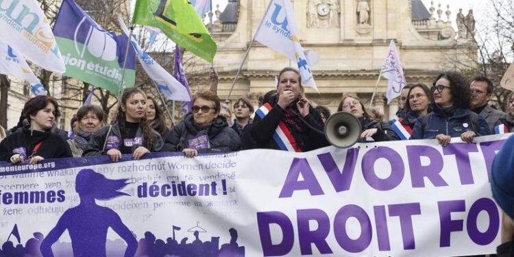 Franţa înscrie dreptul la avort în Constituţie