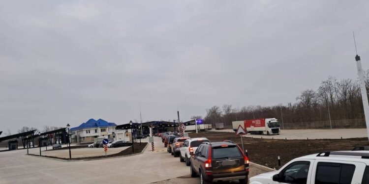 Вниманию путешественников: очереди на двух КПП на выезде из страны