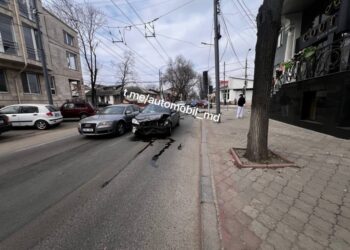 Авария в Кишиневе: После столкновения авто, ребенку потребовалась помощь врачей