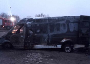 В Новоаненском районе полностью сгорели два микроавтобуса