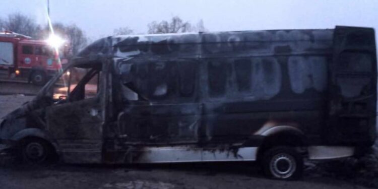 В Новоаненском районе полностью сгорели два микроавтобуса