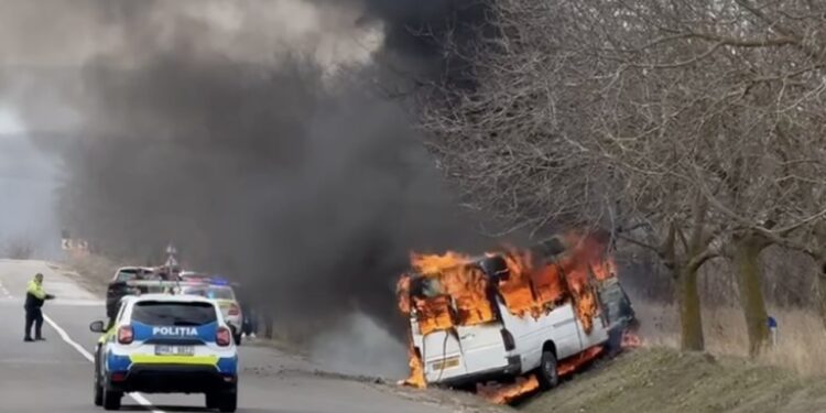 На трассе в Новых Аненах загорелся микроавтобус