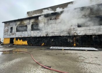 9 команд пожарных и спасателей тушили возгорание в столице: горел склад техники