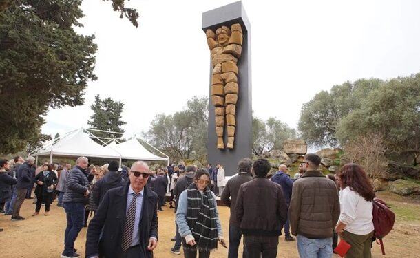 На Сицилии установили статую Атланта, которой около 2500 лет