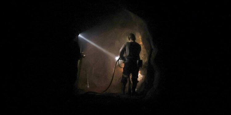 На руднике в Амурской области произошел обвал. Под завалами оказались 13 человек