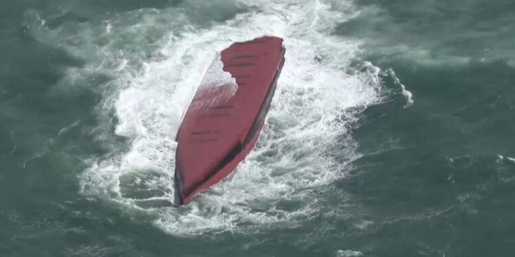 У берегов Японии перевернулся танкер с химикатами: есть погибшие