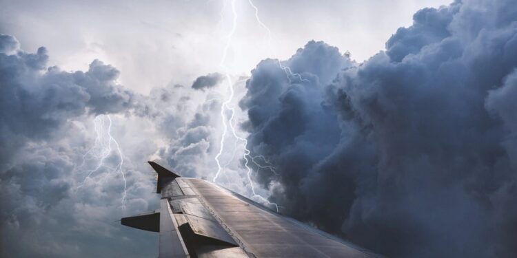 В самолет, летевший из Бухареста в Кишинев, ударила молния