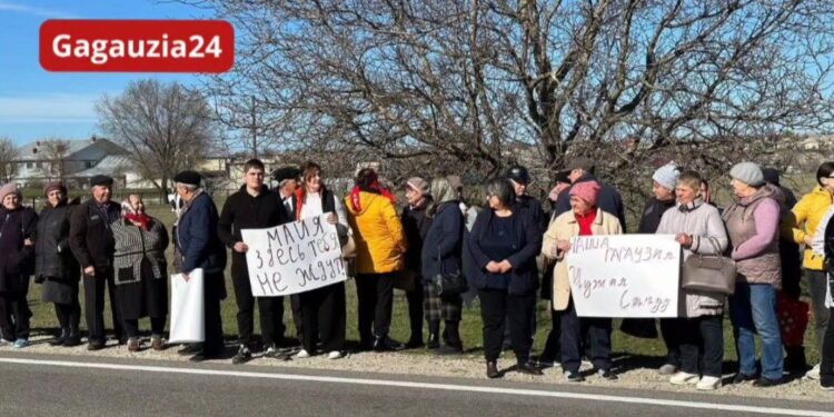 В Гагаузии, где сегодня должен состояться визит Санду, люди вышли на акцию протеста против ее политики в отношении автономии