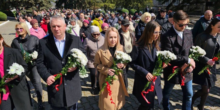 Echipa lui Ilan Șor a organizat o procesiune și depuneri de flori la Memorialul Gloriei Militare din Bălți, în cinstea celei de-a 80-a aniversări a eliberării orașului de invadatorii germano-români