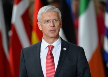 Глава МИД Латвии уйдет в отставку на фоне коррупционного скандала. Будучи премьер-министром, он потратил более €1,3 млн на перелеты