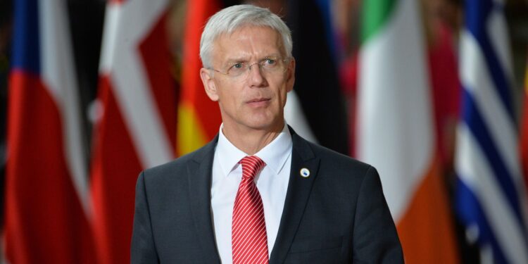 Глава МИД Латвии уйдет в отставку на фоне коррупционного скандала. Будучи премьер-министром, он потратил более €1,3 млн на перелеты