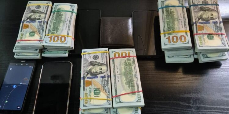 Contrabandă cu peste 180 mii dolari. Patru moldoveni – reținuți