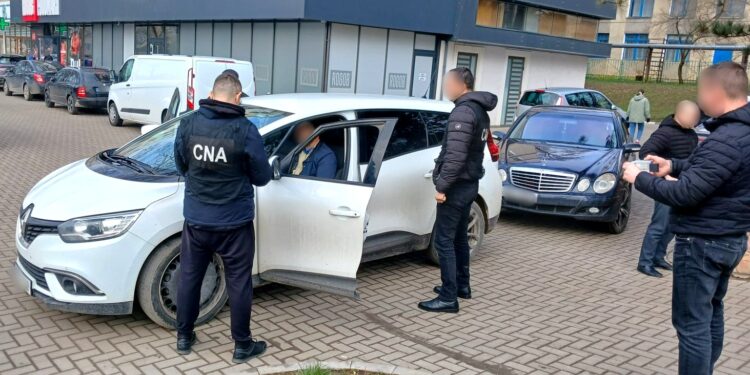 Un avocat din Bălți a fost reținut în flagrant de CNA: Ar fi pretins 100 000 de lei sub pretextul influențării unor judecători de la Chișinău