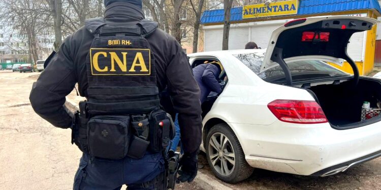 CNA efectuează percheziții la 19 adrese într-o cauză penală de corupere activă și trafic de influență. Un avocat, reținut