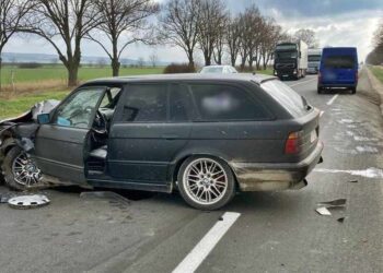 Accident la Orhei: Un microbuz de la „serviciul rutier” a boțit un BMW