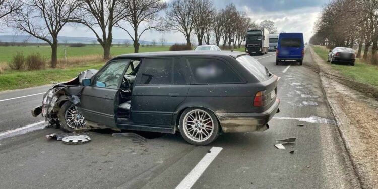 Accident la Orhei: Un microbuz de la „serviciul rutier” a boțit un BMW