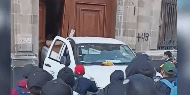 Протестующие в Мексике ворвались в президентский дворец