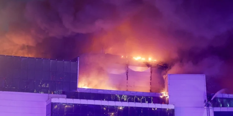 В горящем после теракта «Крокус-Сити» началось обрушение кровли