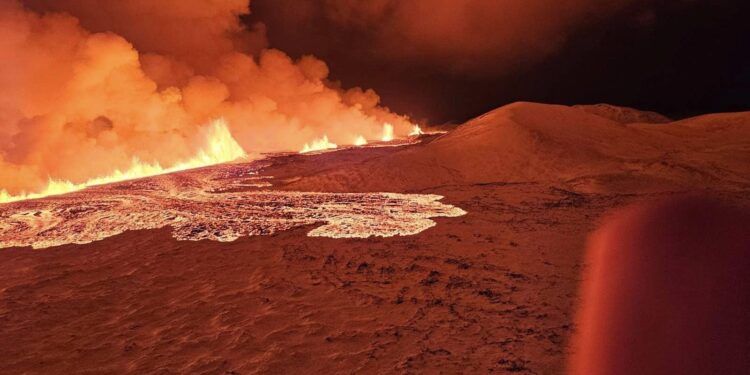 В Исландии снова эвакуируют жителей из-за извержения вулкана