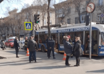 Accident tragic la Bălți: Un bărbat a fost lovit mortal de un troleibuz