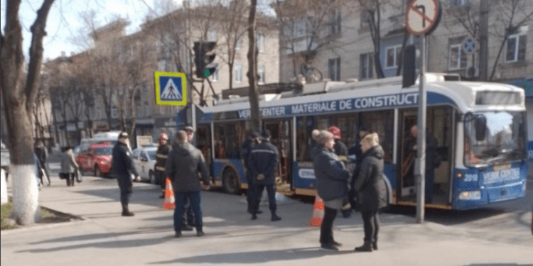 Accident tragic la Bălți: Un bărbat a fost lovit mortal de un troleibuz
