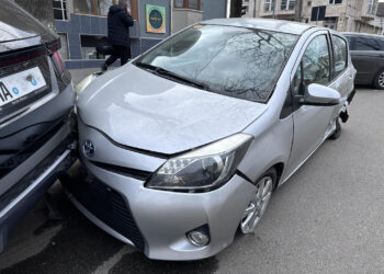 Momentul în care o Kia trece la roșu și intră violent într-o Toyota: Trei mașini, avariate. Un copil de 4 ani, transportat la spital