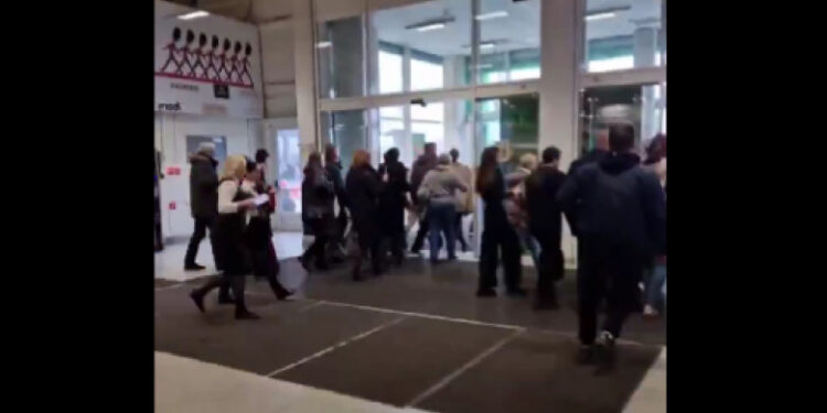 Alerte cu bombă în Rusia, în zi de doliu național: Aeroport paralizat la Moscova, oameni evacuați dintr-un mall în Sankt Petersburg