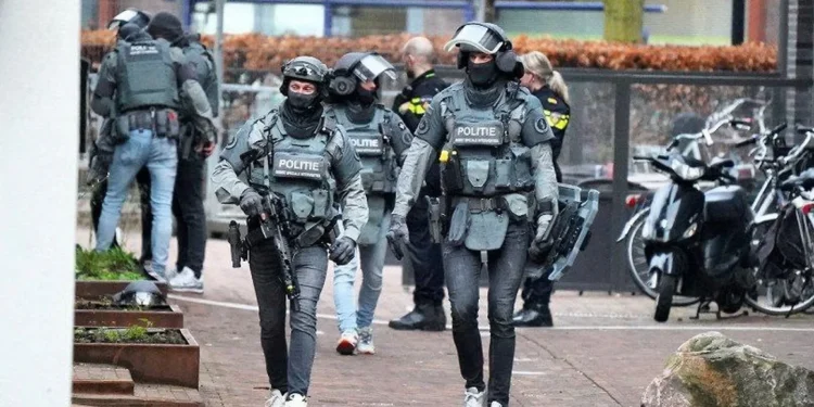 В нидерландском городе Эде мужчина захватил несколько человек в заложники в кафе