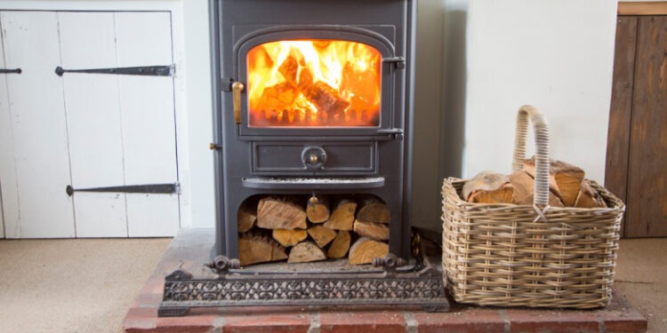 Țările UE, inclusiv România, trebuie să renunțe la sobele pe lemne. Acestea vor fi înlocuite cu pompe de căldură