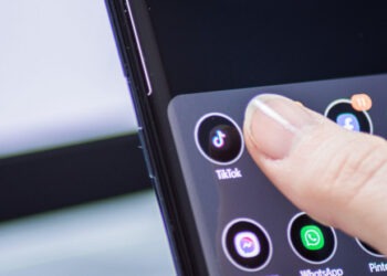 UE cere ca Facebook și TikTok să eticheteze postările deepfake generate cu AI, înainte de alegerile europarlamentare din iunie