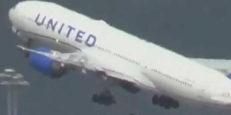 Un avion Boeing a aterizat de urgență după ce și-a pierdut o roată în zbor