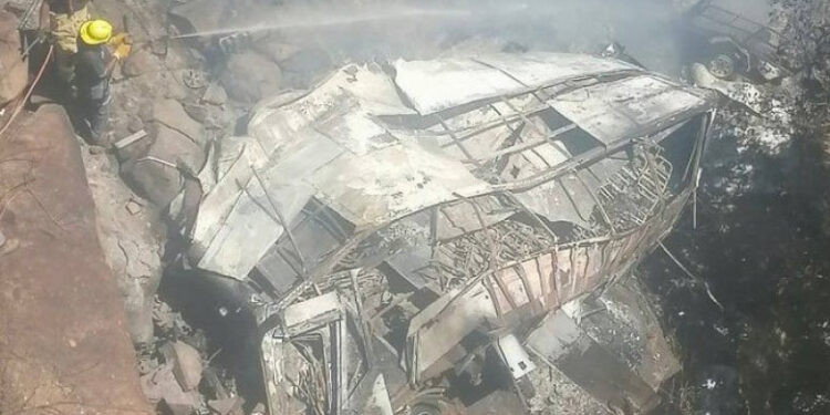 Un autocar cu 46 de oameni la bord a căzut de pe un pod în Africa de Sud. Un copil de 8 ani este singurul supraviețuitor