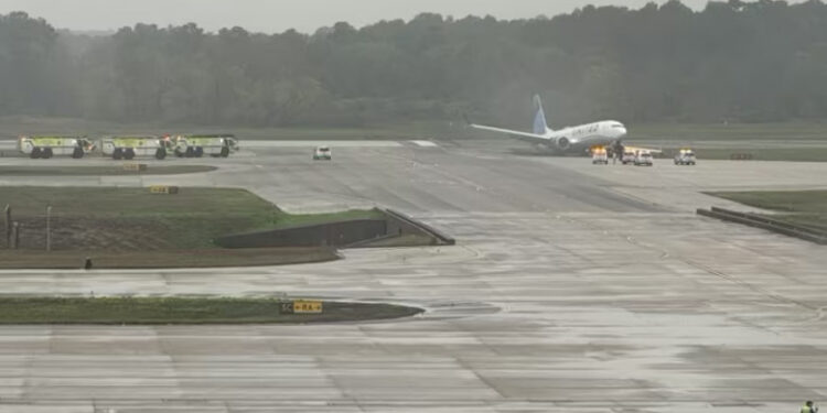 Incident în SUA: Un avion cu 166 de oameni la bord a ieșit de pe pista aeroportului din Houston