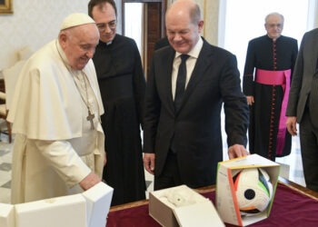 Cancelarul Olaf Scholz i-a oferit Papei Francisc balonul oficial al EURO 2024