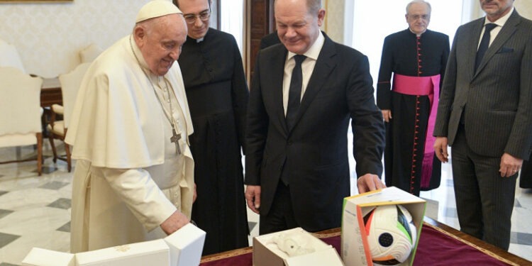Cancelarul Olaf Scholz i-a oferit Papei Francisc balonul oficial al EURO 2024